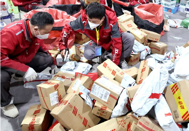 中国邮政快递业抗疫保供
